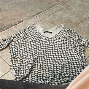 RDI Black & White Houndstooth V‑Neck Long Sleeve Top